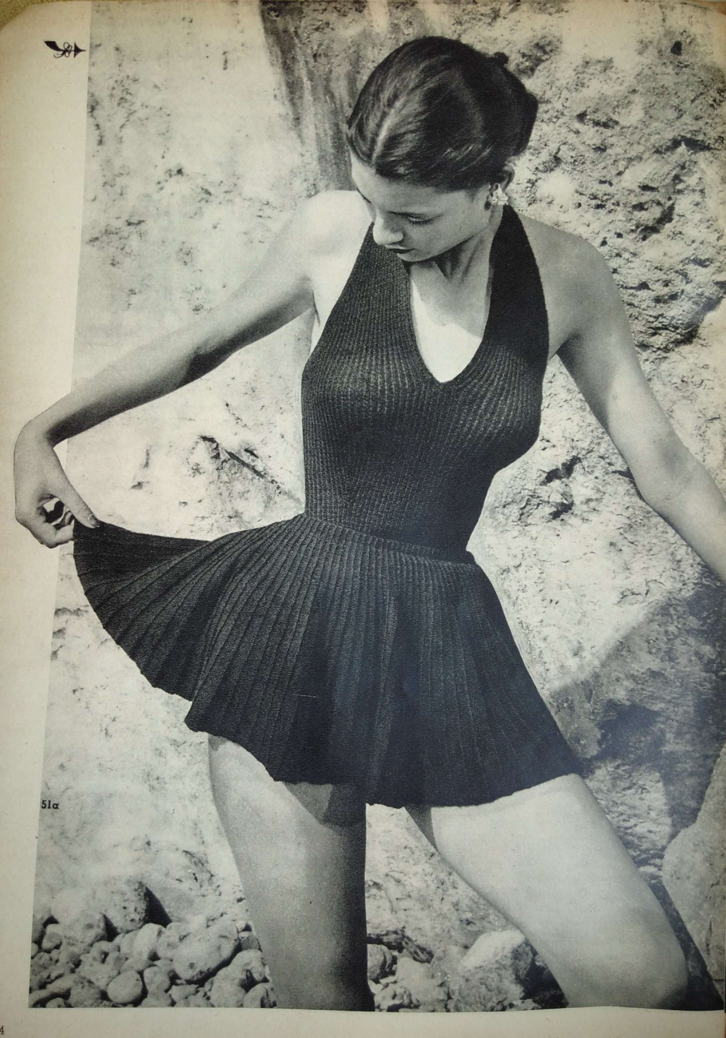 Foto van een patroon voor een gebreid badpak met rokje uit Margriet Breishow, 1953