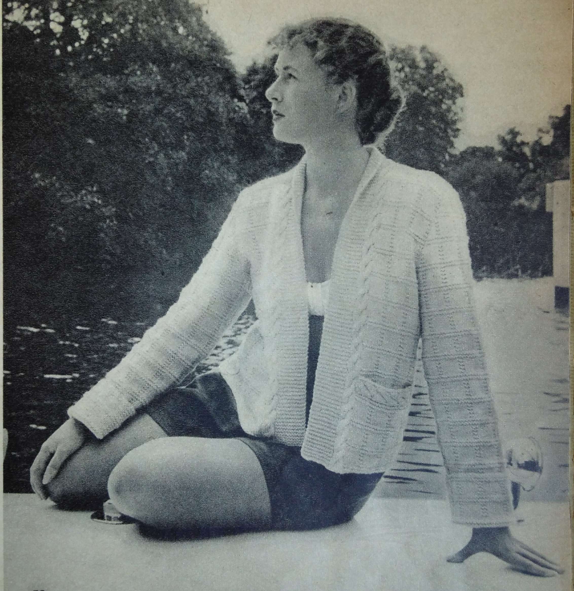 Foto van een patroon voor een gebreid vest en badpak uit Margriet Breishow, 1953