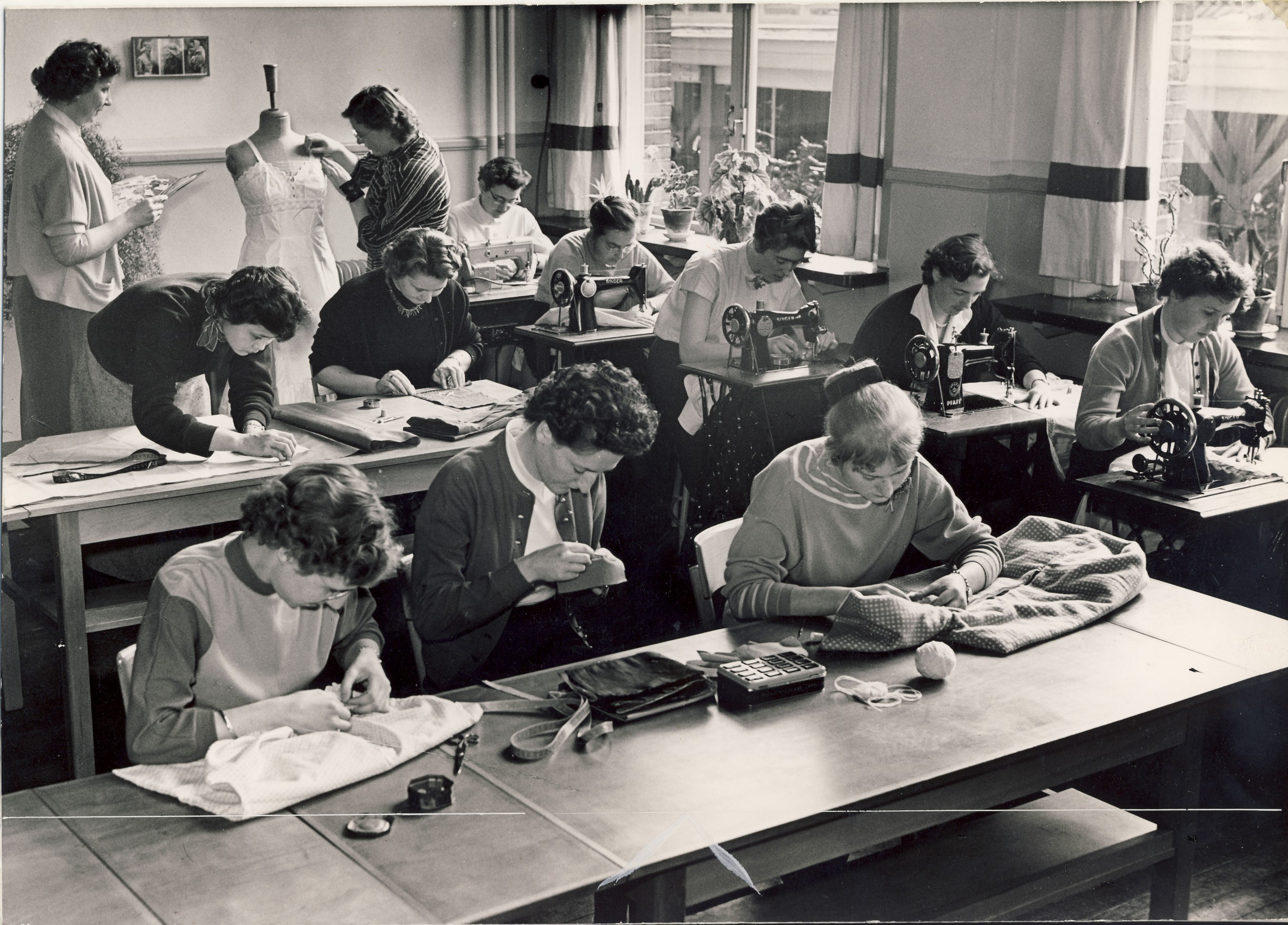 De Breistaat Van het Naadje en de Kous opleiding handwerklerares foto jaren '50
